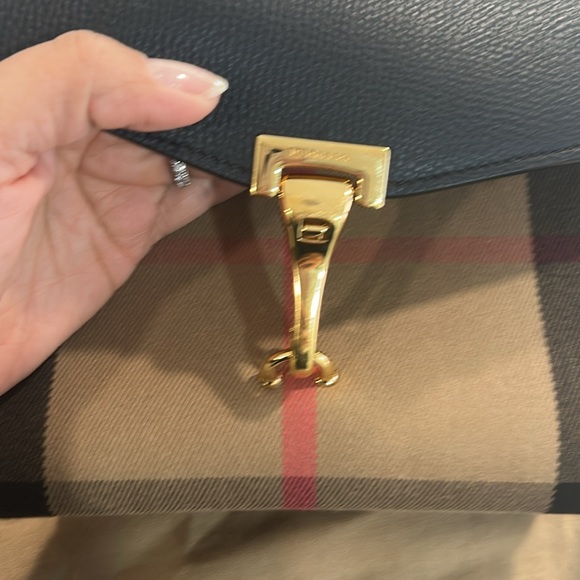 Authentic Burberry Macken Crossbody - Picture 9 of 14